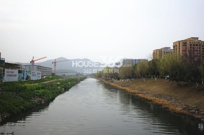 天阳晴朗项目东侧沿河实景图 2015年3月摄 