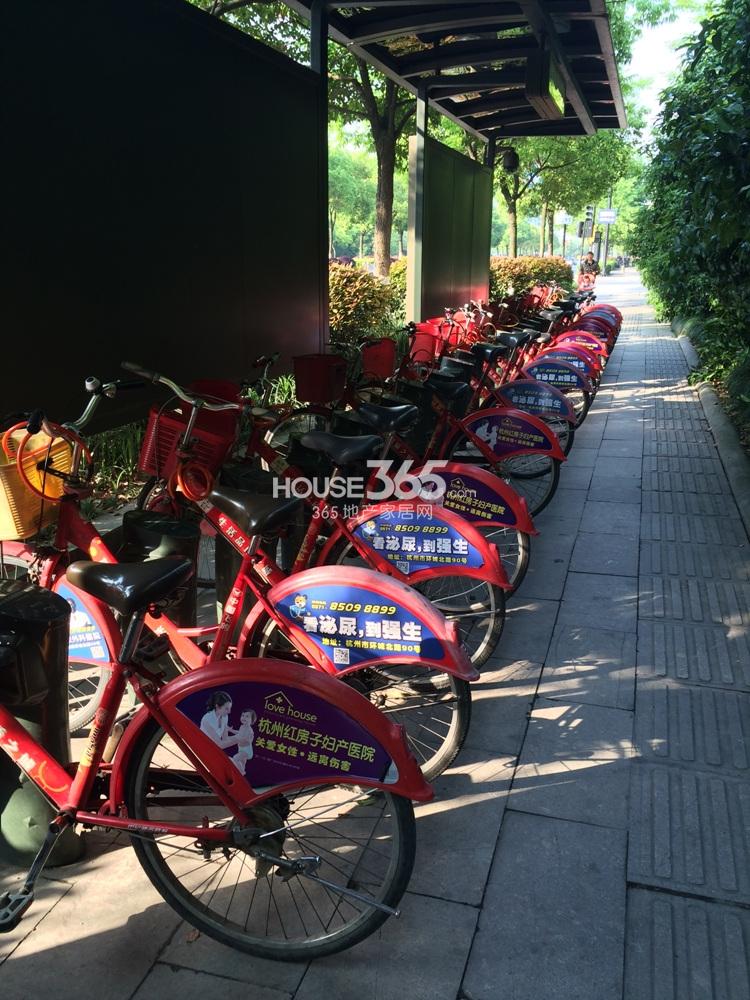 2015年4月下旬钱江御府项目周边公共自行车租借点
